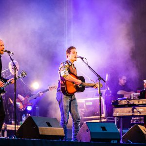 Douwe Bob geeft optreden in Bostheater op Besthmenerberg in Omme