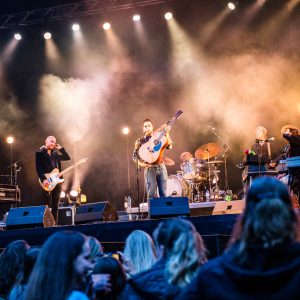 Douwe Bob geeft optreden in Bostheater op Besthmenerberg in Omme