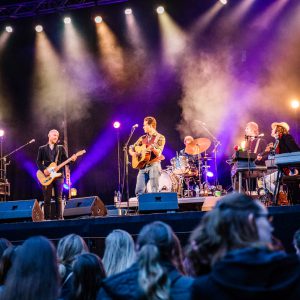 Douwe Bob geeft optreden in Bostheater op Besthmenerberg in Omme