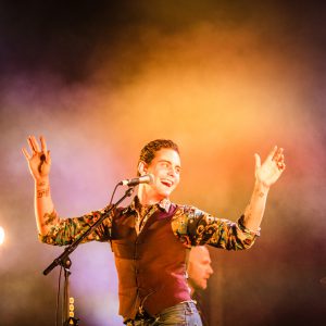 Douwe Bob geeft optreden in Bostheater op Besthmenerberg in Omme