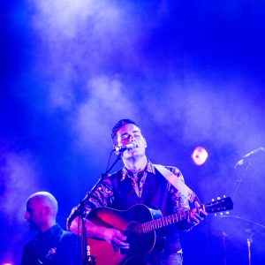 Douwe Bob geeft optreden in Bostheater op Besthmenerberg in Omme