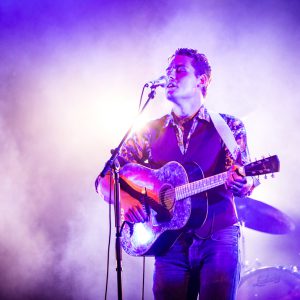 Douwe Bob geeft optreden in Bostheater op Besthmenerberg in Omme