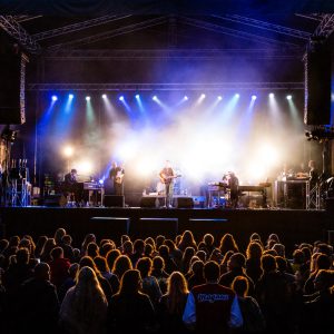 Douwe Bob geeft optreden in Bostheater op Besthmenerberg in Omme