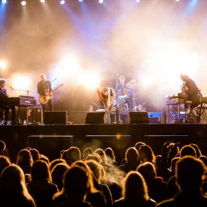 Douwe Bob geeft optreden in Bostheater op Besthmenerberg in Omme