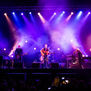 Douwe Bob geeft optreden in Bostheater op Besthmenerberg in Omme