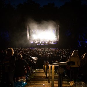 Douwe Bob geeft optreden in Bostheater op Besthmenerberg in Omme